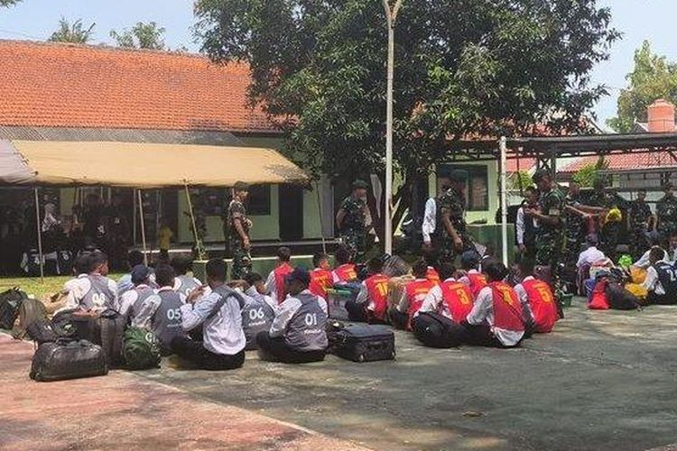 Kegiatan Hari Pertama Pendidikan Militer Pelajar di Purwakarta, Pakai Rompi hingga Jalani Konseling