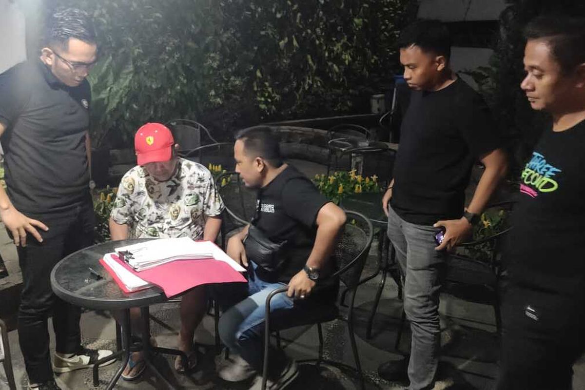 RA (58) berhasik diringkus Sat Remsob Polda Sulsel saat bersembunyi di sebuah komolek mewah di kawasan Cempaka Putih, Jakarta. Sabtu, (30/7/2022).