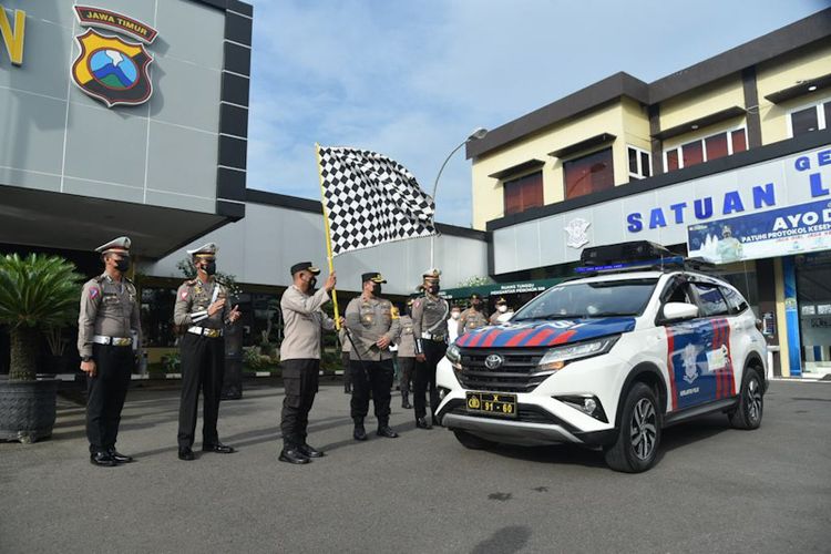 Kapolres Lamongan AKBP Miko Indrayana (mengibarkan bendera) saat melepas mobil INCAR dalam menunjang pelaksanaan Operasi Ketupat Semeru 2022, Kamis (21/4/2022).