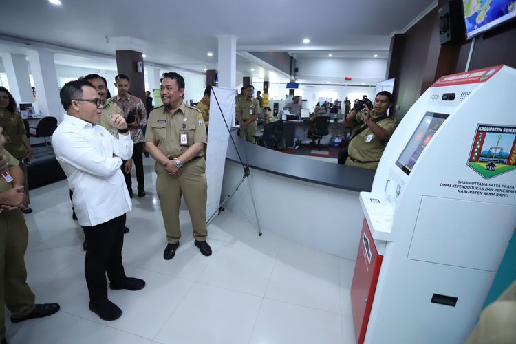  Menteri Pendayagunaan Aparatur Negara dan Reformasi Birokrasi (Menpan RB) Abdullah Azwar Anas mengunjungi Mal Pelayanan Publik (MPP) di Kabupaten Semarang, Senin (29/4/2024). 
