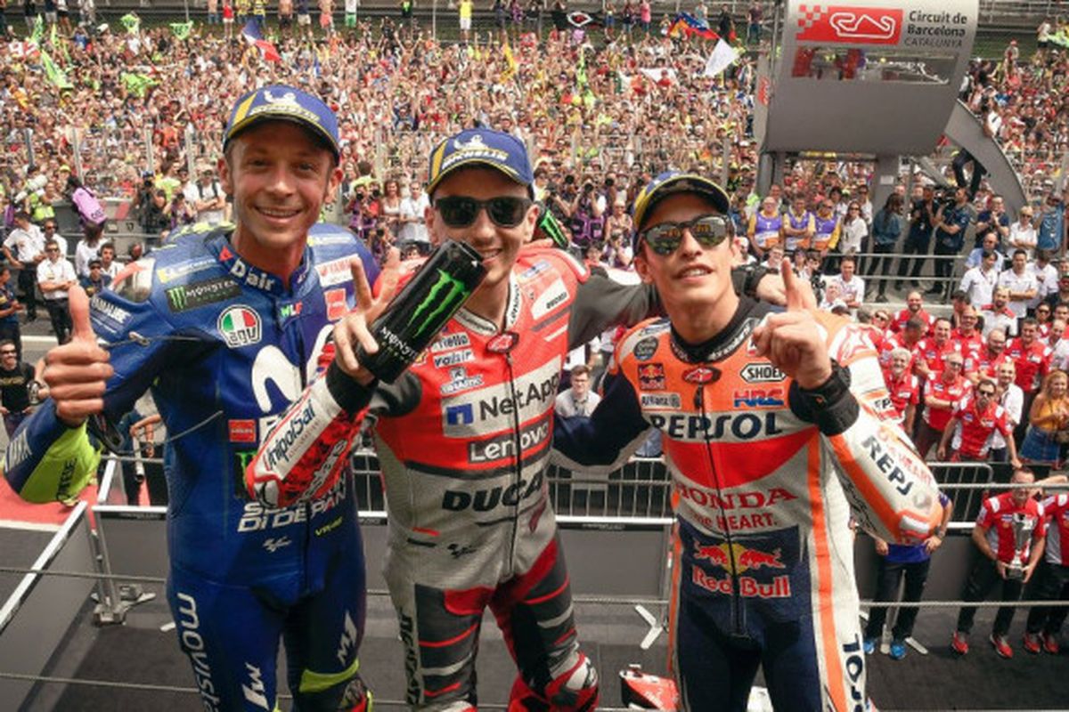 (dari ki-ka) Valentino Rossi, Jorge Lorenzo, dan Marc Marquez berfoto bersama usai ketiganya meraih podium MotoGP Catalunya 2018, Minggu (17/6/2018).