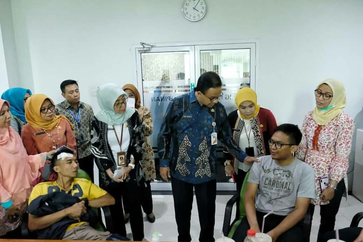 Gubernur DKI Jakarta Anies Baswedan saat menyambut tiga petugas ambulans Pemprov DKI di kantor Dinas Kesehatan DKI Jakarta, Kamis (26/9/2019). Tiga petugas itu sempat ditahan di Polda Metro Jaya karena ambulans yang disebut mengangkut batu dan bensin saat kerusuhan aksi unjuk rasa di sekitar gedung DPR/MPR pada Rabu malam.