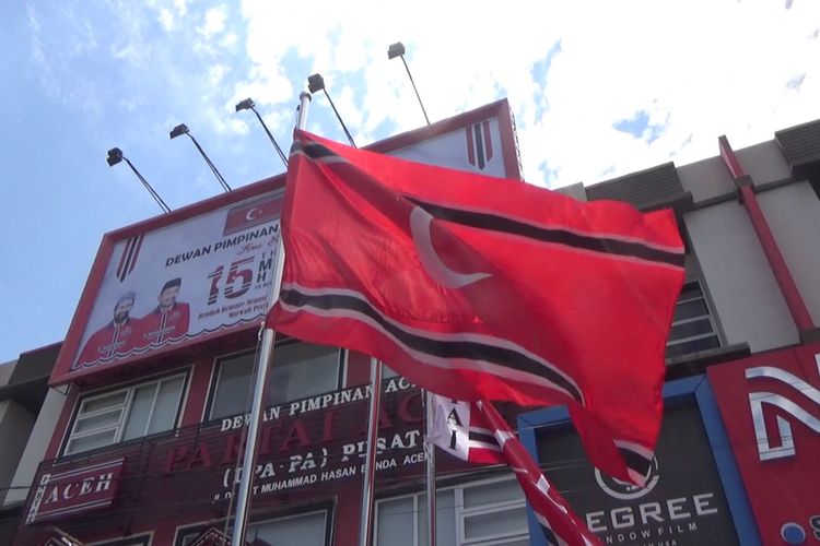 Bendera Bulan BIntang berkibar di depan Kantor DPW Partai Aceh, pada saat peringatan 15 tahun Perdamaian Aceh.