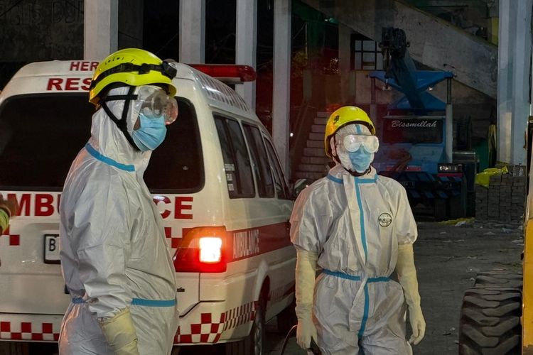 Petugas evakuasi jenazah korban ambruknya Pondok Pesantren (Ponpes) Al Khoziny, Sidoarjo, Jawa Timur pada Minggu (5/10/2025).