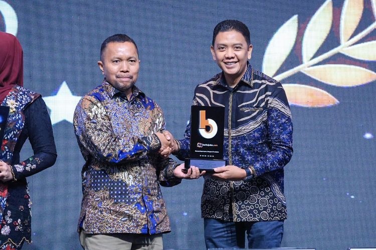 Pemkab Jember menerima penghargaan Tokoh Pengentasan Kemiskinan Berbasis Akselerasi Pembangunan dalam peringatan HUT ke-20 Beritajatim.com di Ballroom Lantai 4 Grand City, Jalan Gubeng, Surabaya, Selasa (21/4/2026).