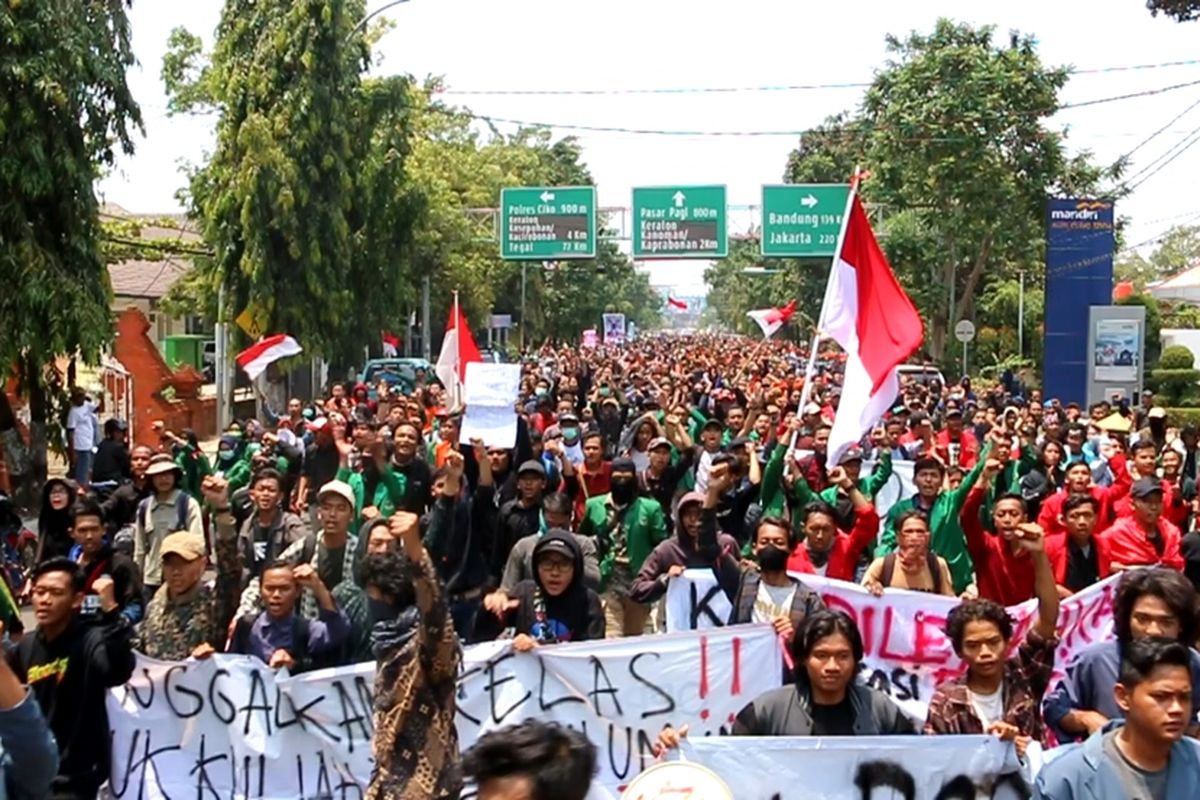 Aliansi mahasiswa mahasiswi Ciayumajakuning (Cirebon, Majalengka, Indramayu, dan Kuningan) berjalan kaki dari Jalan Pemuda menuju kantor Gedung DPRD Kota Cirebon di jalan Siliwangi, Senin (23/9/2019). Mereka menolak dan mencabut Revisi UU KPK, menolak RKUHP, RUU Pertanahan, RUU Minerba, mengesahkan RUU Penghapusan Kekerasan Seksual, dan mendesak aga pemerintah menangkap seluruh koruptor di Indonesia.