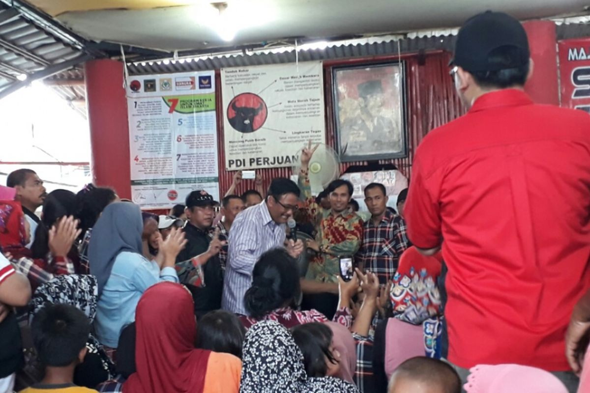 Calon wakil gubernur DKI Jakarta Djarot Saiful Hidayat saat berdialog ketika kampanye di wilayah RW 05 Kelurahan Penggilingan, Kecamatan Cakung, Jakarta Timur. Selasa (4/4/2017) 