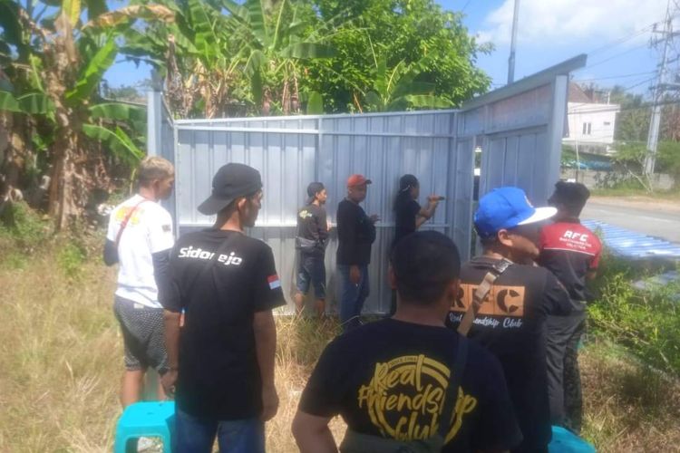 Anggota RFC Salatiga bergotongroyong membangunkan warung milik lansia di Pabelan Kabupaten Semarang