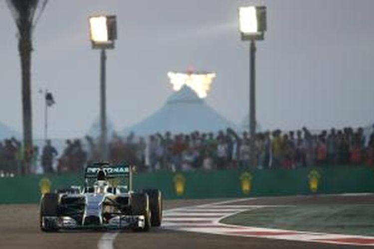 Pebalab Mercedes asal Inggris, Lewis Hamilton, memacu mobilnya pada balapan GP Abu Dhabi di Sirkuit Yas Marina, Minggu (23/11/2014).