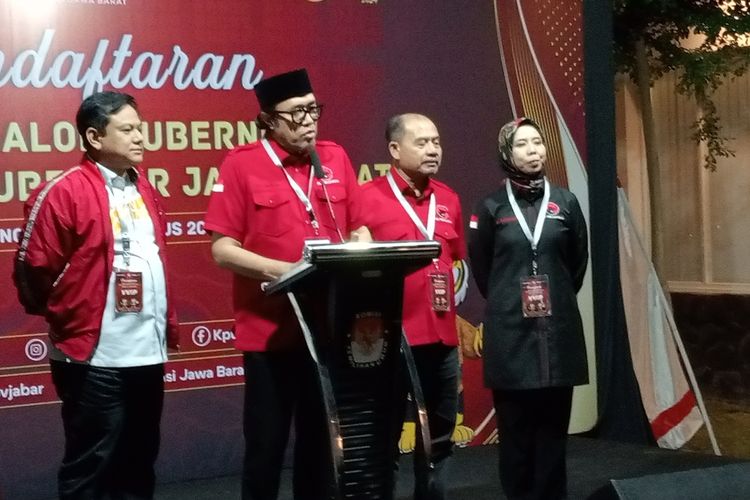 Ketua DPD PDIP Jabar Ono Surono saat menjawab pertanyaan dari awak media di kantor KPU Jabar, Jalan Garut, Kota Bandung, Jumat (30/8/2024).