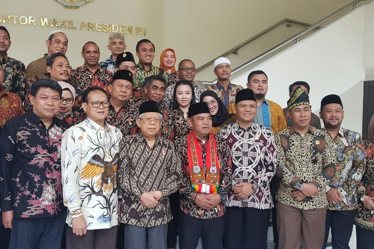 Wakil Presiden Maruf Amin saat berfoto bersama dengan Asosiasi DPRD Kabupaten Seluruh Indonesia di Kantor Wapres, Jakarta, Jumat (13/3/2020).