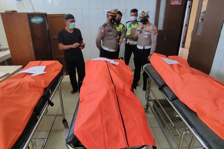 Kasat Lantas Polres Indramayu Jawa Barat melihat kondisi tiga penumpang elf yang sudah meninggal dunia di RSUD Arjawinangun, Kabupaten Cirebon, Senin siang (19/9/2022). Ketiganya merupakan korban kecelakaan maut di Tol Cipali KM 135+900 Kecamatan Terisi Kabupaten Indramayu, Senin pagi.