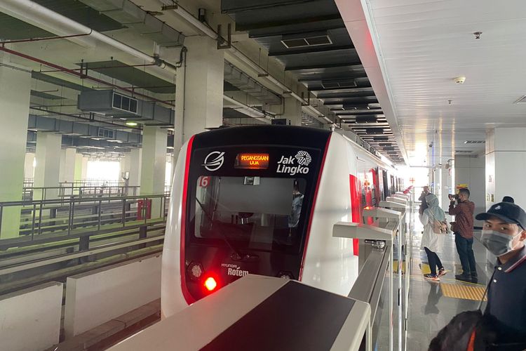 LRT Jakarta yang masih beroperasi seperti biasa, meski sedang ada wahana Train to Apocalypse