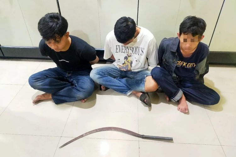 Tiga orang remaja yakni RA (18), YD (17), dan AKG (20) yang ditangkap tim presisi di Jalan Baru Bintara, Bekasi Barat, Kota Bekasi, Minggu (29/1/2023) dini hari. Ketiganya ditangkap karena diduga pelaku begal.