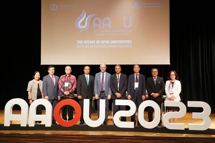 Rektor Universitas Terbuka (UT) sekaligus Presiden Asian Association of Open Universities (AAOU) periode 2022-2022 dan 2023-2025 Ojat Darojat menutup rangkaian Konferensi ke-36 Perguruan Tinggi Jarak Jauh se-Asia (The 36th AAOU 2023) di Istanbul, Turkiye, Sabtu (30/9/2023).