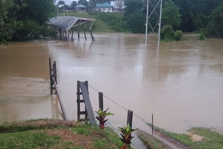 Jembatan Long Umung Krayan Timur di Nunukan, Kalimantan Utara, tergenang banjir. Intensitas hujan lebat sepekan terakhir merendam sejumlah wilayah perbatasan RI - Malaysia dan menjadi kendala dalam pemulangan jenazah bayi Gelin yang harus diseberangkan menggunakan drum yang dilubangi