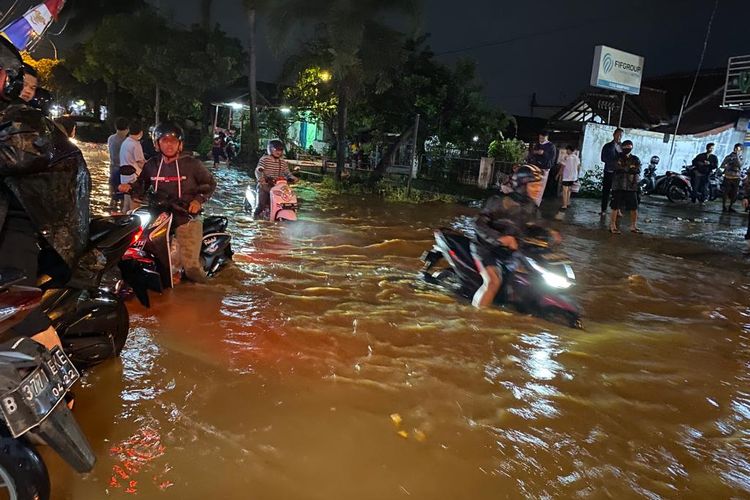 Banjir sekitar 50 sentimeter terjadi di Jalan Pramuka Raya, Depok pada Jumat (7/10/2022) malam. Banjir terjadi usai hujan deras melanda wilayah tersebut sejak pukul 14.30 WIB. 