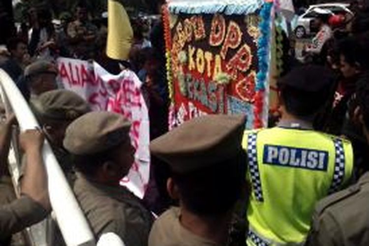 Demo mahasiswa pada saat pelantikan anggota DPRD periode 2014-2019. 