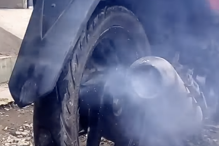 Knalpot motor ngebul disebabkan oktan BBM yang tidak sesuai atau oli masuk ke ruang pembakaran mesin