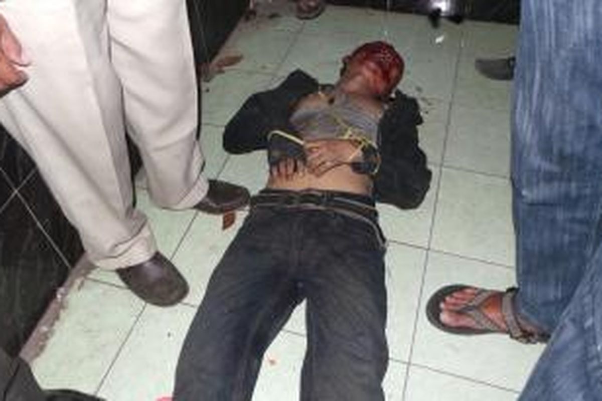 Maling motor terkapar kaku bersimbah darah, setelah tertangkap beraksi di sebuah warnet di Klender, Jakarta Timur. Senin (25/8/2014).