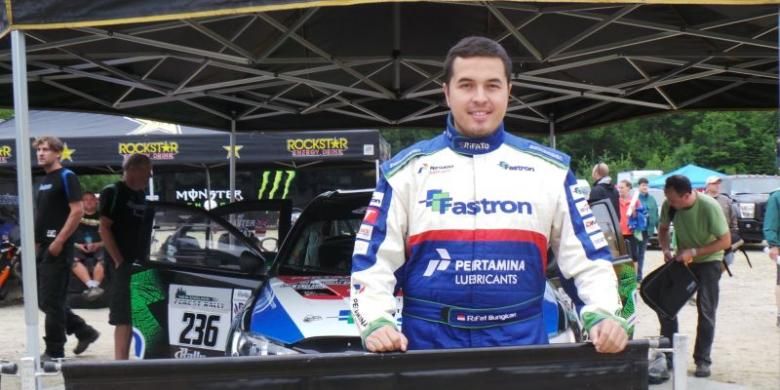 Pereli Rifat Sungkar saat mengikuti New England Forest Rally (NEFR) di Newry, negara bagian Maine, yang berakhir Sabtu (27/7/2013).