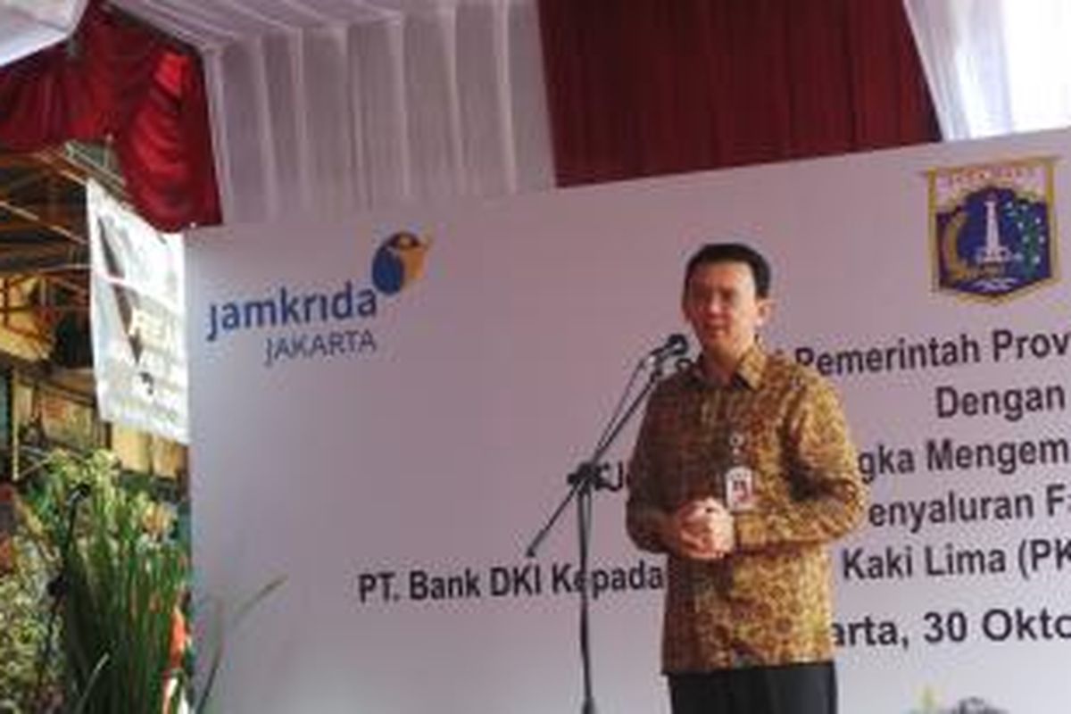 Gubernur DKI Jakarta Basuki Tjahaja Purnama menghadiri penyaluran kredit kepada ratusan PKL di Pasar Taman Puring, Jumat (30/10/2015).