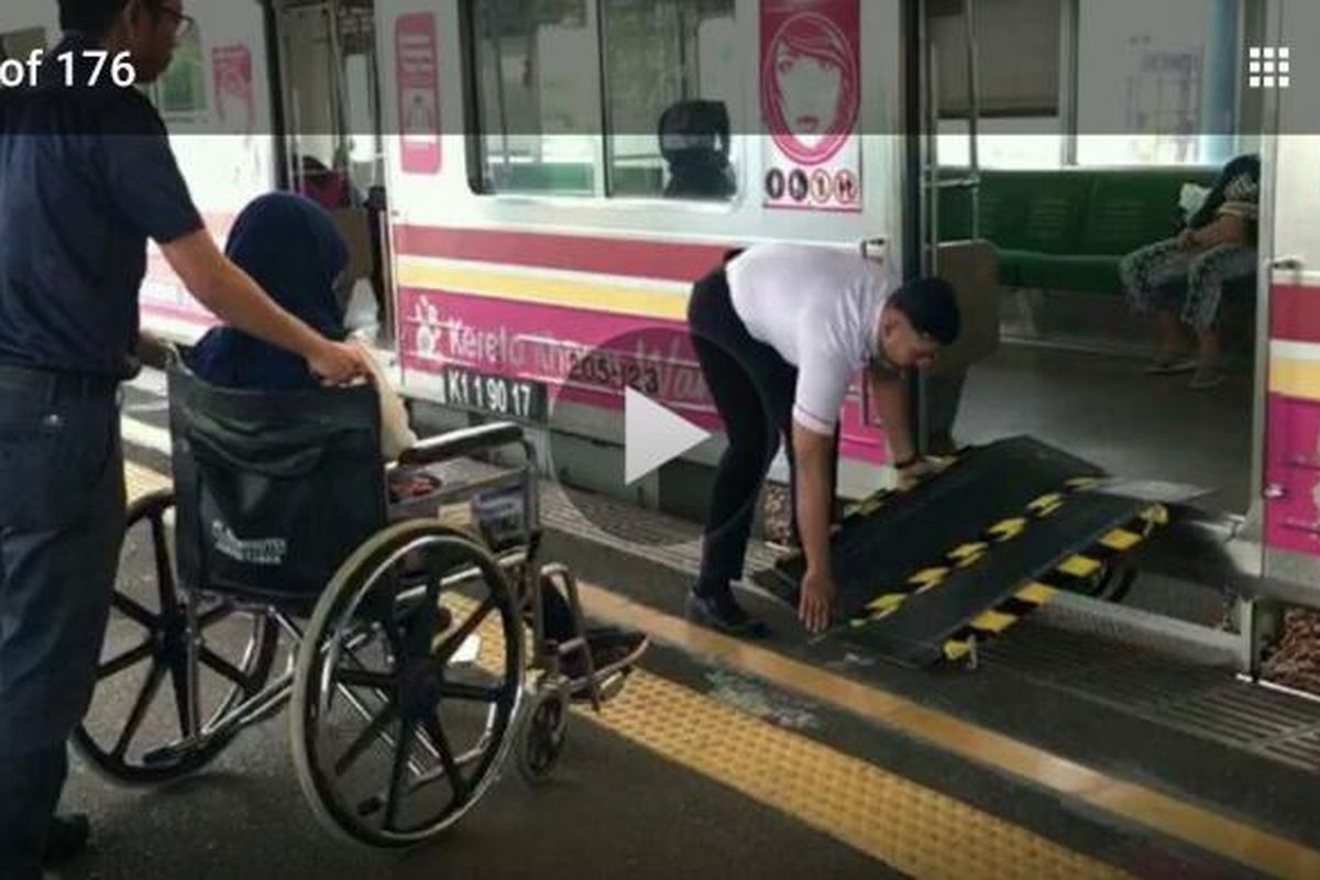 Portable ramp yang berfungsi mempermudah penumpang pengguna kursi roda naik dari peron ke atas kereta, ataupun sebaliknya.
