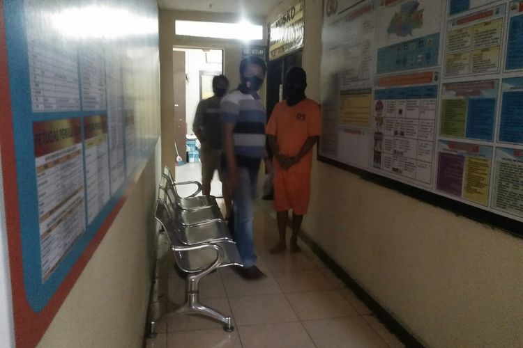 SBR (34) buruh bangunan yang tepergok membawa ganja saat terjaring razia masker satga Covid-19.