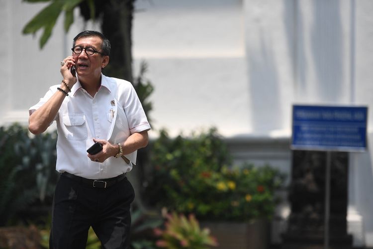 Menkumham Yasonna Laoly berjalan meninggalkan kompleks Istana Kepresidenan usai menghadap Presiden Joko Widodo di Jakarta, Senin (9/9/2019). Presiden memerintahkan Menkumham untuk mempelajari draf revisi UU KPK yang diusulkan oleh DPR. ANTARA FOTO/Akbar Nugroho Gumay/foc.