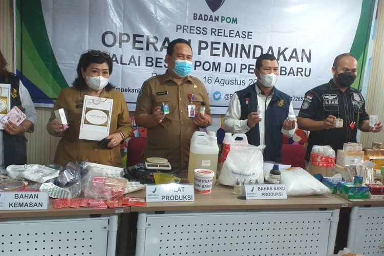 BBPOM Pekanbaru bersama Dinas Kesehatan, Polda Riau dan Satpol PP memperlihatkan barang bukti kosmetik ilegal yang disita saat konferensi pers, Selasa (16/8/2022).