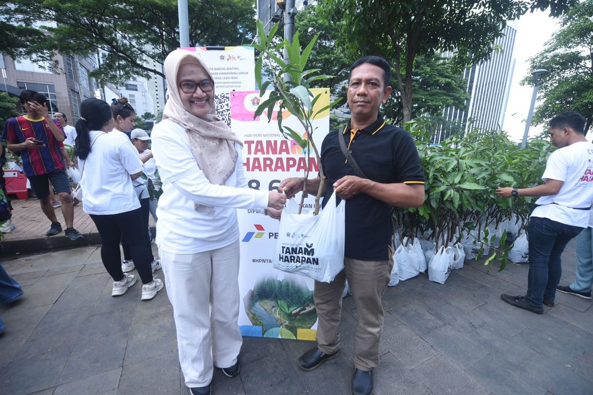 PT Pertamina berpartisipasi pada Gerakan Penanaman 100.000 Bibit Pohon untuk mewujudkan keberlanjutan lingkungan.