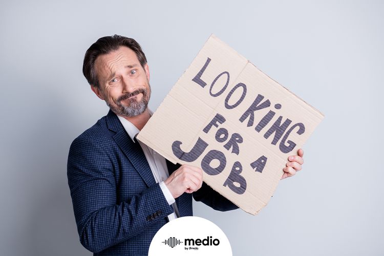 Mencari pekerjaan bagi fresh graduate bukan hal yang mudah.