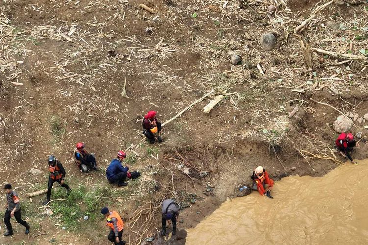 Pencarian korban jiwa dari musibah banjir yang melanda wilayah Kabupaten Luwu, Kecamatan Suli terus di lakukan oleh tim sar gabungan.