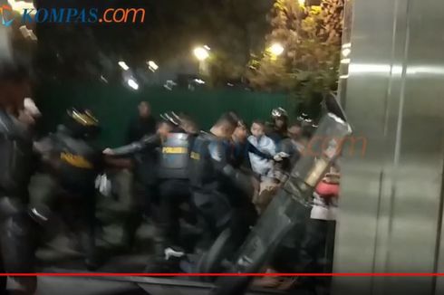 Polisi Keroyok Demonstran di JCC, Korban Lemas tapi Terus Diinjak