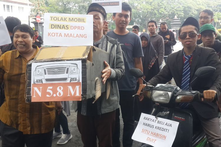 Sejumlah masyarakat Kota Malang bersama Malang Corruption Watch (MCW) saat berdemo menolak anggaran pengadaan mobil dinas pimpinan DPRD Kota Malang senilai Rp 5,8 miliar di depan DPRD Kota Malang, Rabu (13/2/2019)