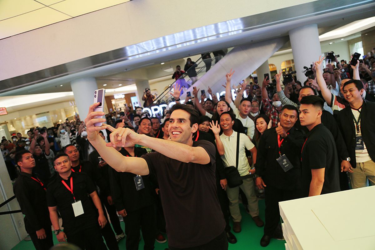 Sebagai Global Brand Ambassador untuk kemitraan Oppo dan Liga Champions UEFA 2023, pesepak bola Ricardo Kaka menggelar eksklusif meet and greet bagi pengguna Oppo Find N2 Flip di Oppo Gallery, Plaza Indonesia, Jakarta, Sabtu (3/6/2023). 