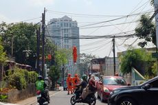 Kabel Utilitas di Jalan Terogong Raya Cilandak Dirapikan, Arus Lalu Lintas Tersendat