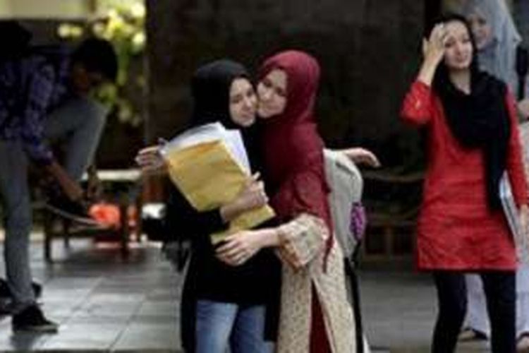 Para guru bersiap untuk pulang usai mengajar di sekolah mandiri Cisarua Refugee Learning Centre, Jawa Barat, Kamis (2/6/2016). Sekolah tersebut dibentuk oleh para pengungsi Afganistan untuk memenuhi kebutuhan pendidikan bagi anak-anak pengungsi sejak 2014 lalu. 