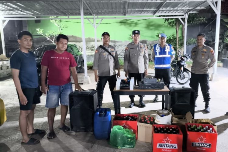 Barang bukti minuman keras (miras) yang disita dalam operasi gabungan di wilayah hukum Polsek Sukodadi, Lamongan, Jawa Timur, Rabu (3/12/2025) malam WIB.