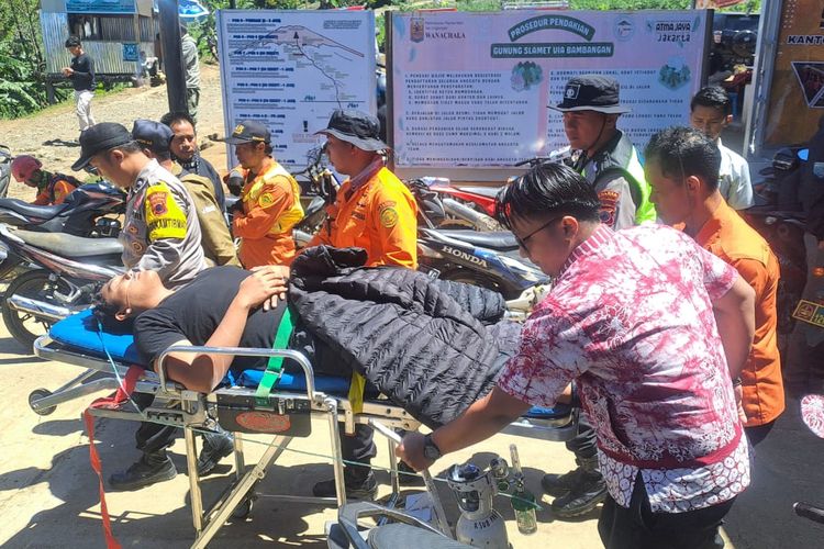 Tim SAR Gabungan mengevakuasi Syayid Zahfat Murtado (26) seorang pendaki asal Jakarta yang mengalami hipotermia saat mendaki Gunung Slamet via jalur Bambangan, Purbalingga, Jawa Tengah, Selasa (26/8/2025).