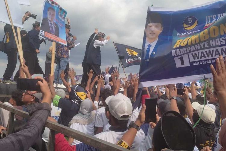 Surya Paloh saat menghadiri kampanye nasional pemilu 2024 di Lapangan Masbagek, Lombok Timur, NTB, Senin (22/1/2024).