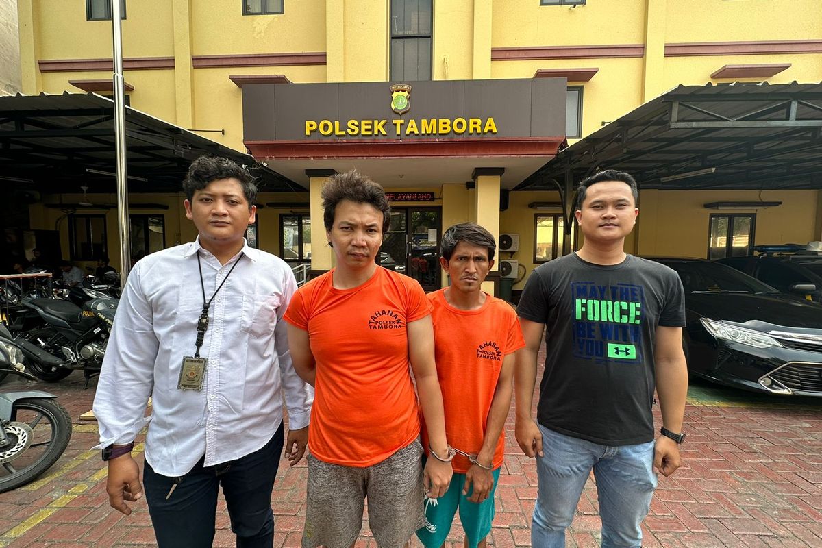 Dua penjambret ditangkap usai melancarkan aksinya di kawasan Tambora, Jakarta Barat, Minggu (17/9/2023). 