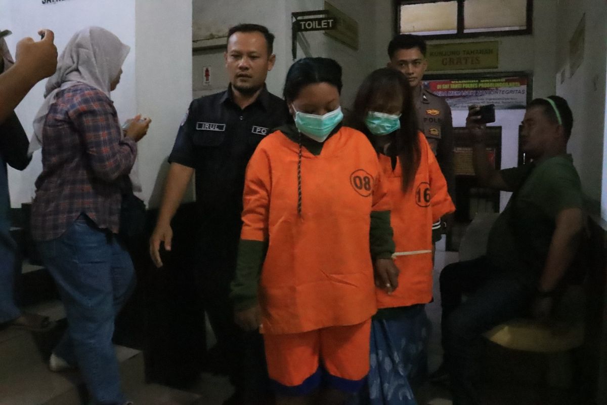 Dua emak-emak digelandang ke Mapolres Probolinggo Kota setelah kabur mencuri uang pedagang Rp 20 juta. 