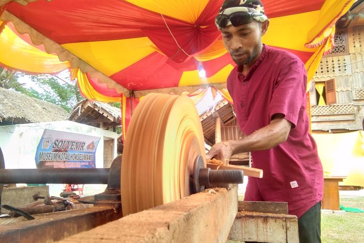 Junaidi Hasballah, memperlihatkan rapai di Kompleks Museum Lhokseumawe, Aceh, Minggu (20/10/2019)