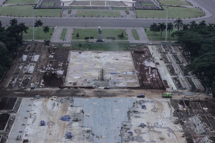 Suasana proyek revitalisasi di Taman Sisi Selatan Monumen Nasional, Gambir, Jakarta Pusat, Rabu (22/1/2020). Rencananya revitalisasi ini akan dibangun ruang terbuka publik yang berfungsi sebagai plaza upacara dan plaza parade.