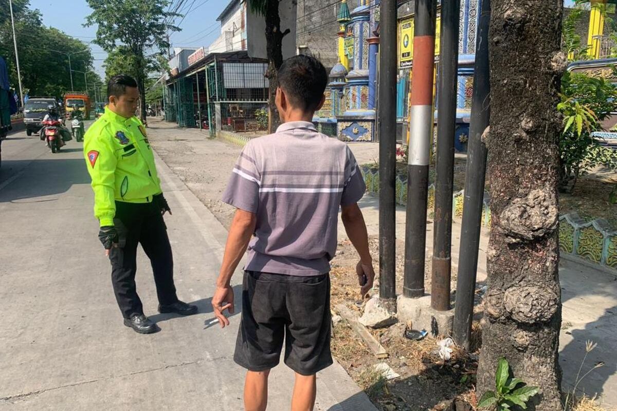 Hari Sustanti (47) pengendara motor asal Semarang tewas menabrak tiang telepon dan pohon di Jalan Diponegoro, Purwodadi, Kabupaten Grobogan, Jawa Tengah, Senin (18/9/2023).