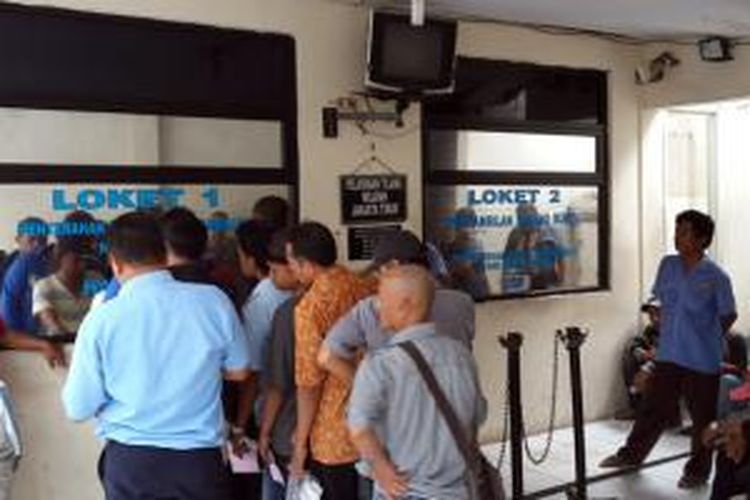 Suasana antrean pengambilan berkas tilang di Kejaksaan Negeri Jakarta Timur.