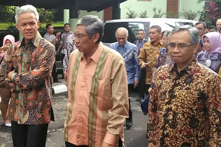 Gubernur Jateng Ganjar Pranowo (bersedekap)  didampingi Ketua Dewan Komisioner Otoritas Jasa Keuangan (DK OJK) Wimboh Santoso, dan Wakil Menteri Keuangan Mardiasmo dalam acara The 1st Indonesia International Microfinance Forum (IIMF) 2017 dengan tema Microfinance and Poverty Reduction di Magelang, Sabtu (18/11/2017). Terkait persoalan UMK 2019, Ganjar meminta buruh dan Apindo duduk bersama untuk membicarakan formulasi agar tidak ada persoalan setiap tahunnya. 