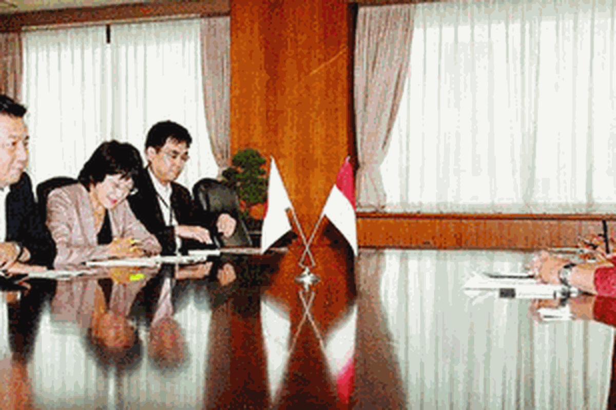 Menteri Pariwisata dan Ekonomi Kreatif Mari Elka Pangestu (kanan) bertemu Menteri Ekonomi, Perdagangan, dan Industri Jepang Yukio Edano (paling kiri) di Tokyo, Jepang, Kamis (20/9/2012). Kedua menteri membicarakan kerja sama terkait dengan pengembangan industri pariwisata. Kunjungan Mari bertepatan dengan ajang Japan Association of Travel Agents 2012.