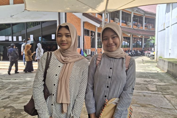 Nida (kiri) dan Rivia (kanan) usai UTBK SNBT 2025 di Universitas Indonesia, Depok, Jawa Barat, Kamis (24/4/2025)
